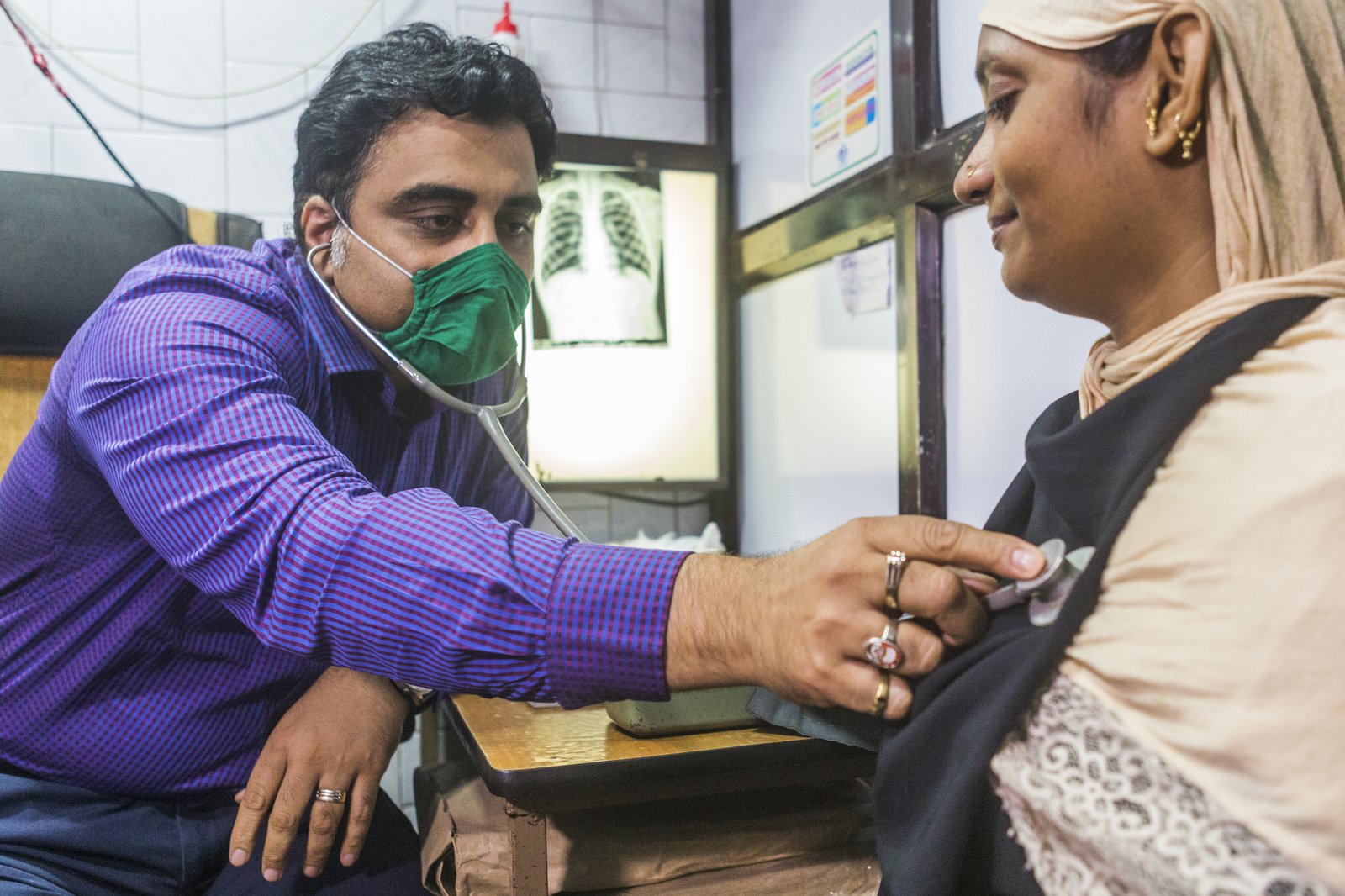 Dr. Prakash Khaitani checks a patient who have come for tuberculosis treatment in S.N. Maternity and General Hospital in Govandi slum area in Mumbai, India. Photo: PATH/Prashanth Vishwanathan