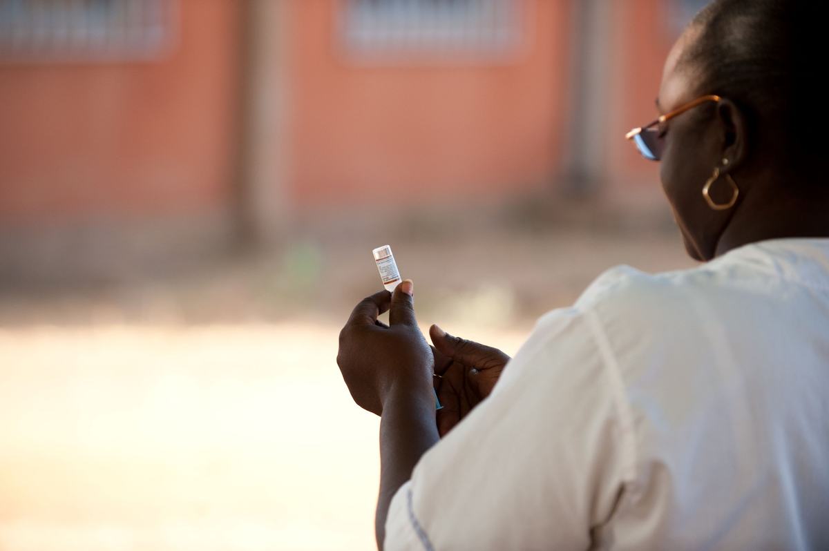 A health care worker prepares a meningitis vaccine