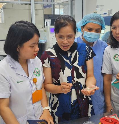 Associate Professor Dr. Pham Hong Nhung from Bach Mai Hospital, part of the three reference labs for AMR surveillance, provided technical support visit to monitoring sites. Photo: PATH/Pham Huong Lien
