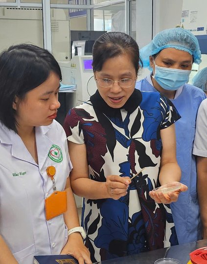 Associate Professor Dr. Pham Hong Nhung from Bach Mai Hospital, part of the three reference labs for AMR surveillance, provided technical support visit to monitoring sites. Photo: PATH/Pham Huong Lien