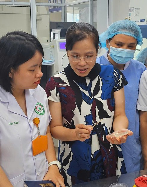 Associate Professor Dr. Pham Hong Nhung from Bach Mai Hospital, part of the three reference labs for AMR surveillance, provided technical support visit to monitoring sites. Photo: PATH/Pham Huong Lien