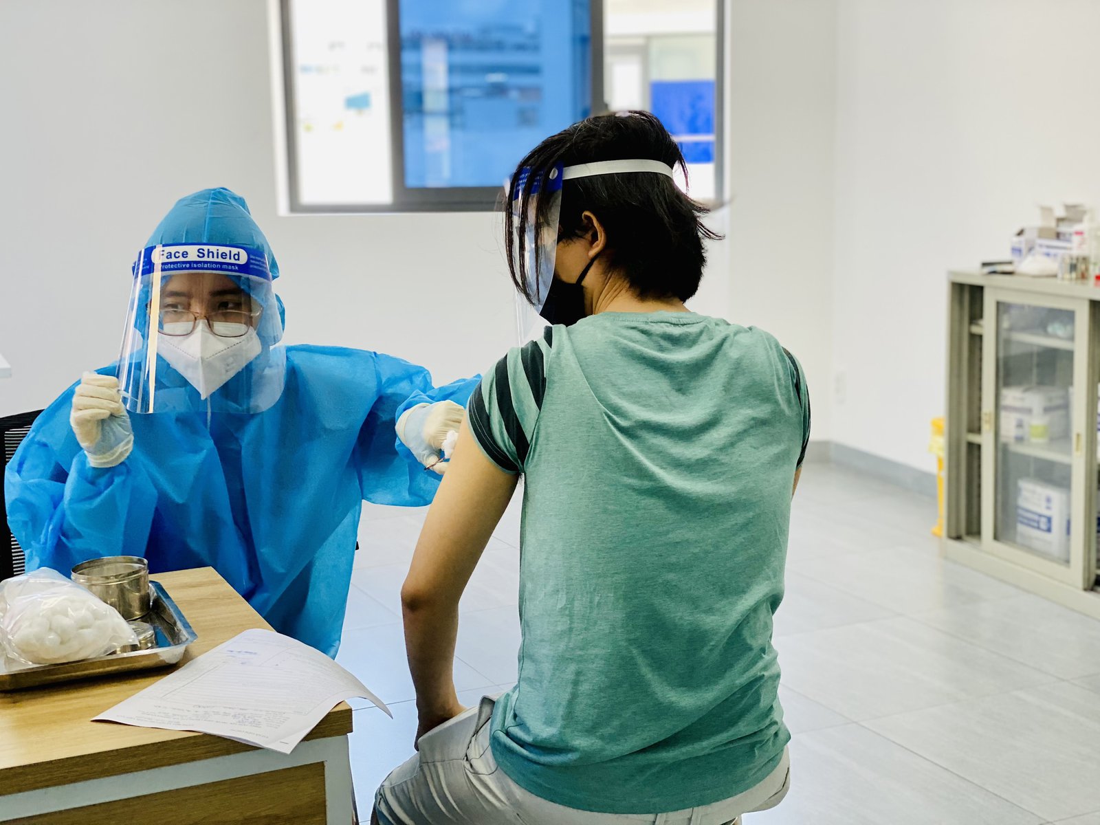 Private clinic health care worker administering a COVID-19 vaccine in Ho Chi Minh City, Vietnam. Photo: My Home clinic.