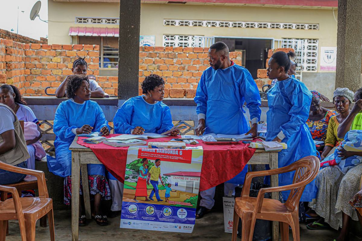 The vaccination team at the Kandu 1 health center in Kisantu health zone, Central Kongo, DRC, prepares to begin the malaria vaccination campaign in November 2024. Credit: PATH/Gloddy Tabende.