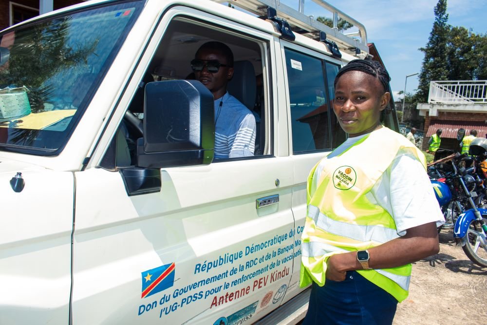 Florence, a journalist at Radio Okapi in Maniema Province, speaks with the chief medical officer in Kindu, DRC. Credit: Yves Ndjadi/PATH.