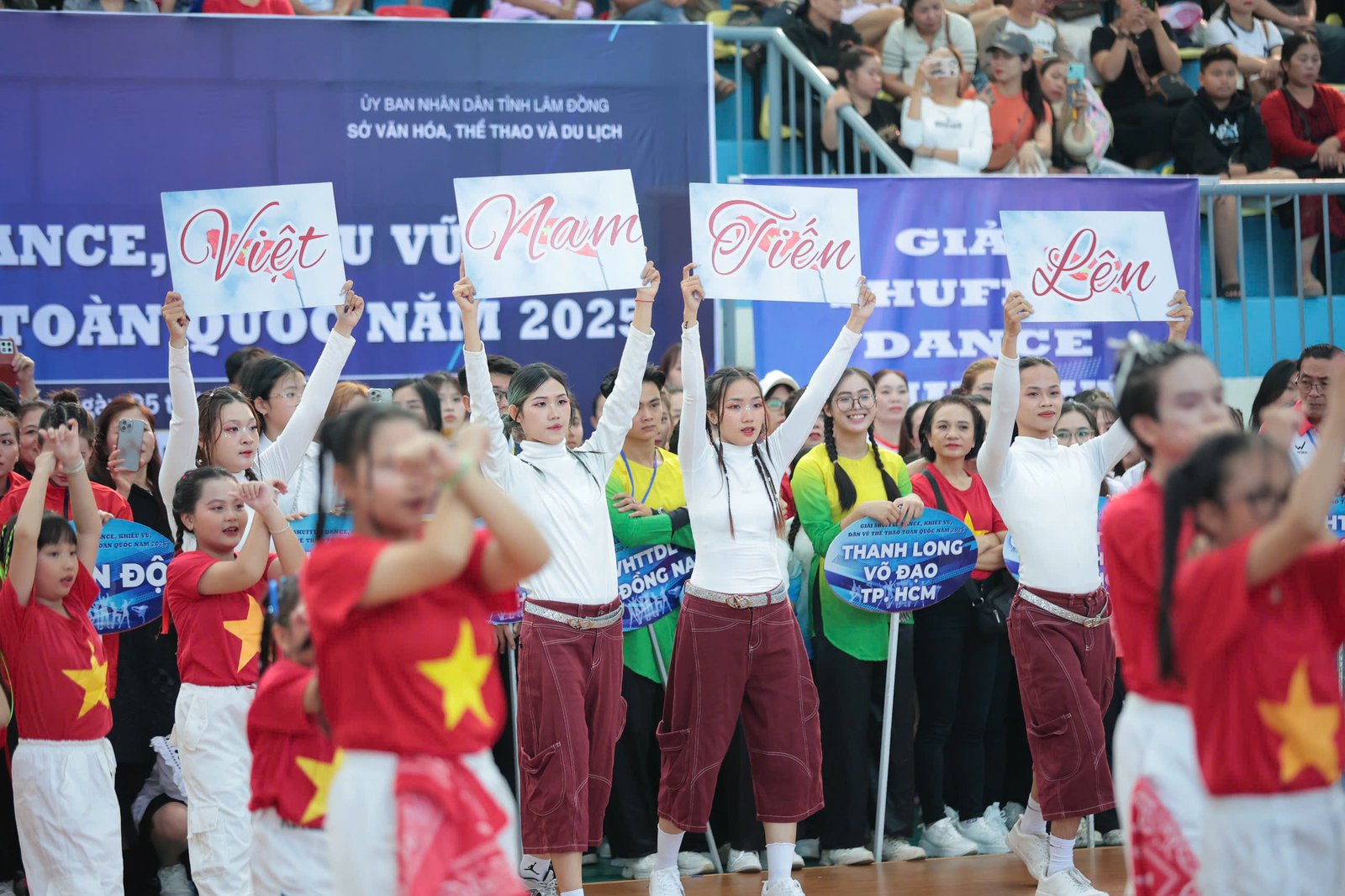 Dynamic performances from participating teams