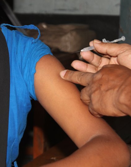 Girl receiving HPV vax Bangladesh