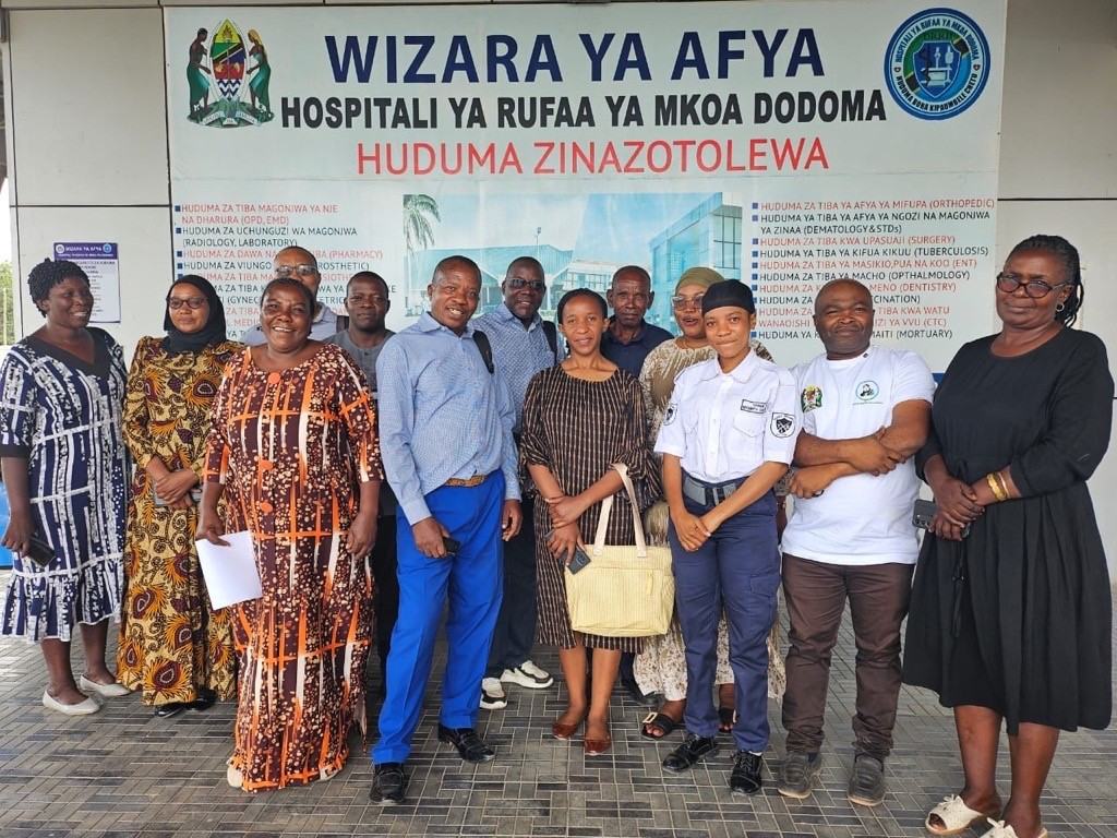 Community health workers at the end of their training on medical oxygen at Dodoma Regional Referral Hospital in central Tanzania. Photo: PATH.
