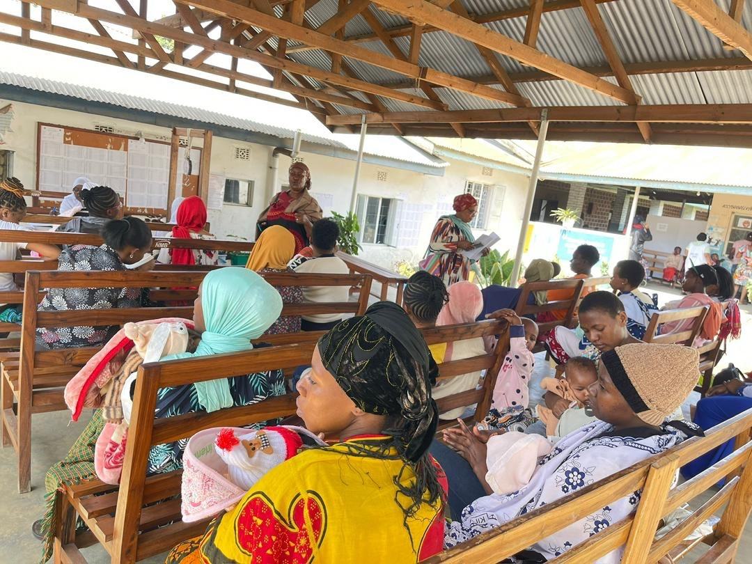 Community health workers conducting a health education session to alleviate myths and misconceptions and advocate for medical oxygen access at Levolosi Health Center. Photo: PATH.