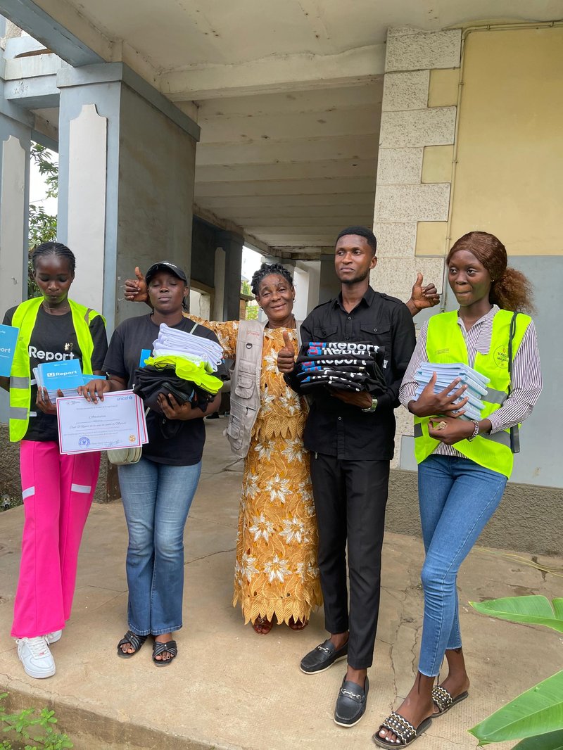 Marie Nzita, Head of Communications at the Provincial Health Department in Matadi, Kongo Central province, with U-Report participants. Credit: UNICEF.