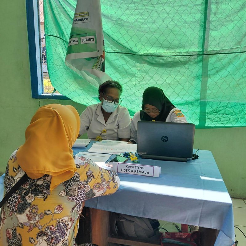 A community health worker participates in an ILP competency check in Keerom. Photo: PATH.