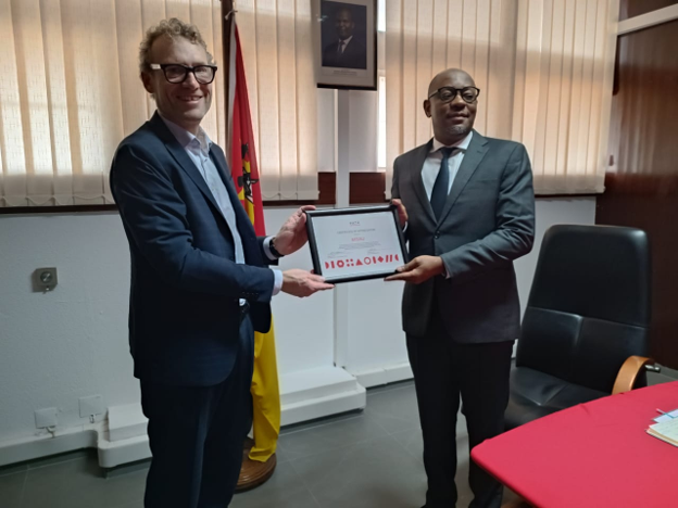 PATH president and CEO (left) presenting a certificate to Dr. Ivan Manhiça at the Mozambique Ministry of Health in January 2026. Photo: PATH.