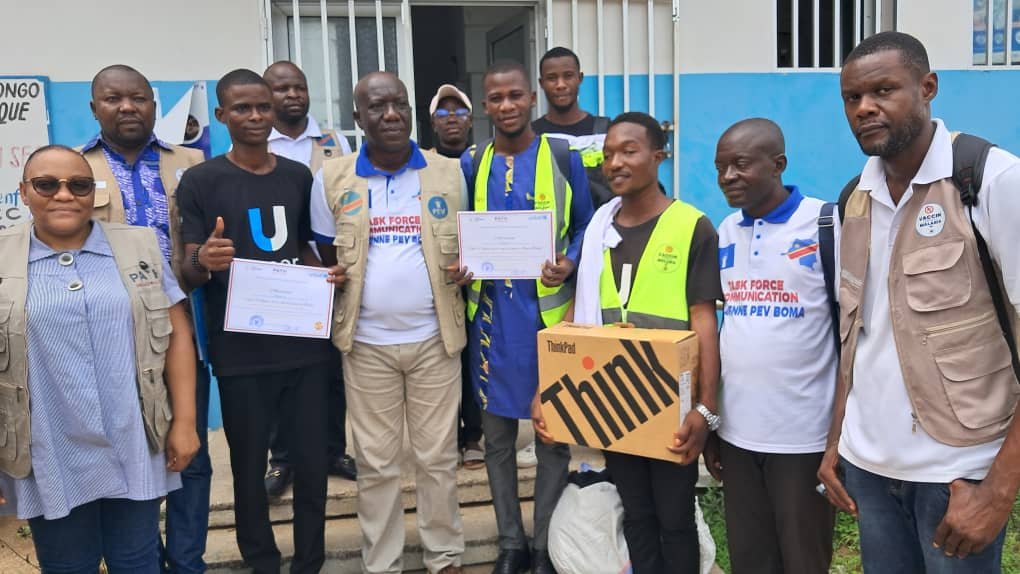 Representatives from PATH, the Ministry of Health, and the U-Report youth clubs. Credit: PATH.