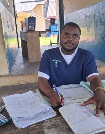 Patient Muyaya, a nurse who coordinates vaccinations at a health center managed by the Baptist Community of Congo in Kwango Province, DRC. Credit: PATH.