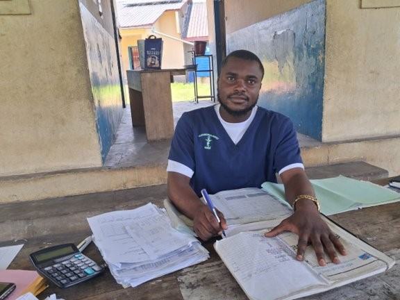 Patient Muyaya, a nurse who coordinates vaccinations at a health center managed by the Baptist Community of Congo in Kwango Province, DRC. Credit: PATH.