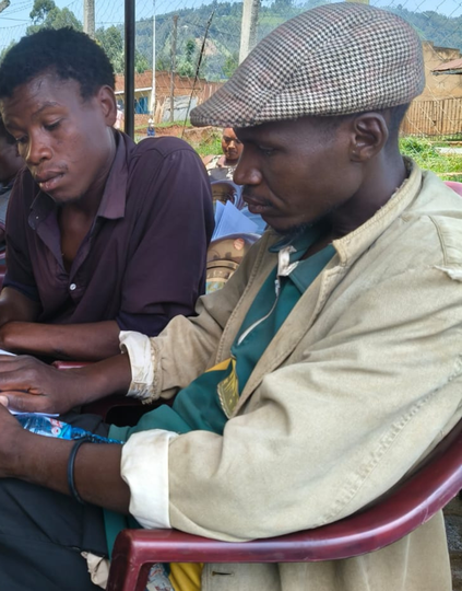 Community members attending a public participation forum for Nyamira County revolving drug financing legislation at the chief’s office, in Obwari Ward at Ekerenyo Subcounty. PATH/Helen Owino.