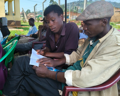 Community members attending a public participation forum for Nyamira County revolving drug financing legislation at the chief’s office, in Obwari Ward at Ekerenyo Subcounty. PATH/Helen Owino.