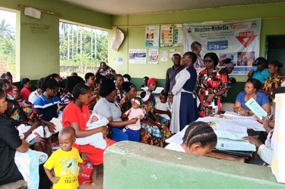 Caregivers and children gather at a temporary nutrition OTP clinic in Akwa Ibom State, Nigeria. Photo: Helen Keller International