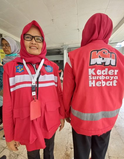 Two community health workers in Surabaya, known locally as “kader,” pose in their uniforms. Photo: PATH.