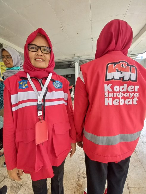 Two community health workers in Surabaya, known locally as “kader,” pose in their uniforms. Photo: PATH.