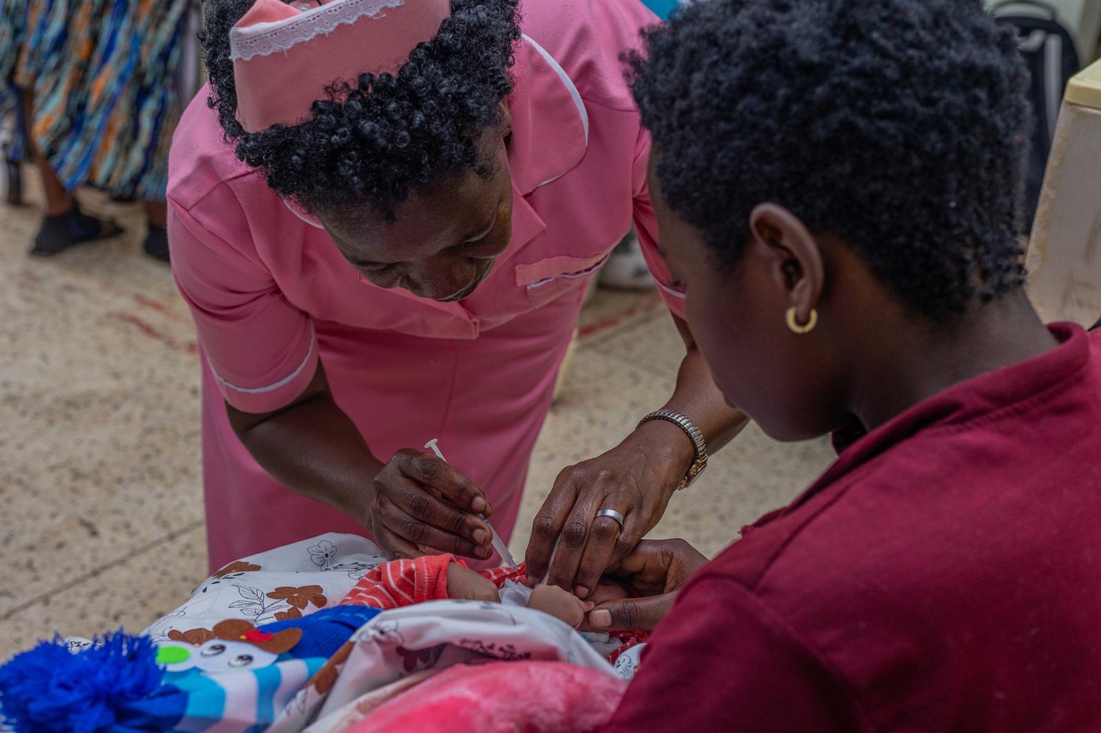 An ANC provider at a health facility in Uganda delivers hepatitis B birth dose to a newborn. Photo: PATH/Kalid Alli.