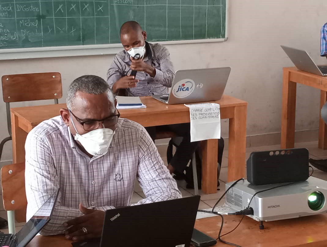 Members of DRC's COVID-19 response in a training on digital tools. Photo: PATH/Trad Hatton