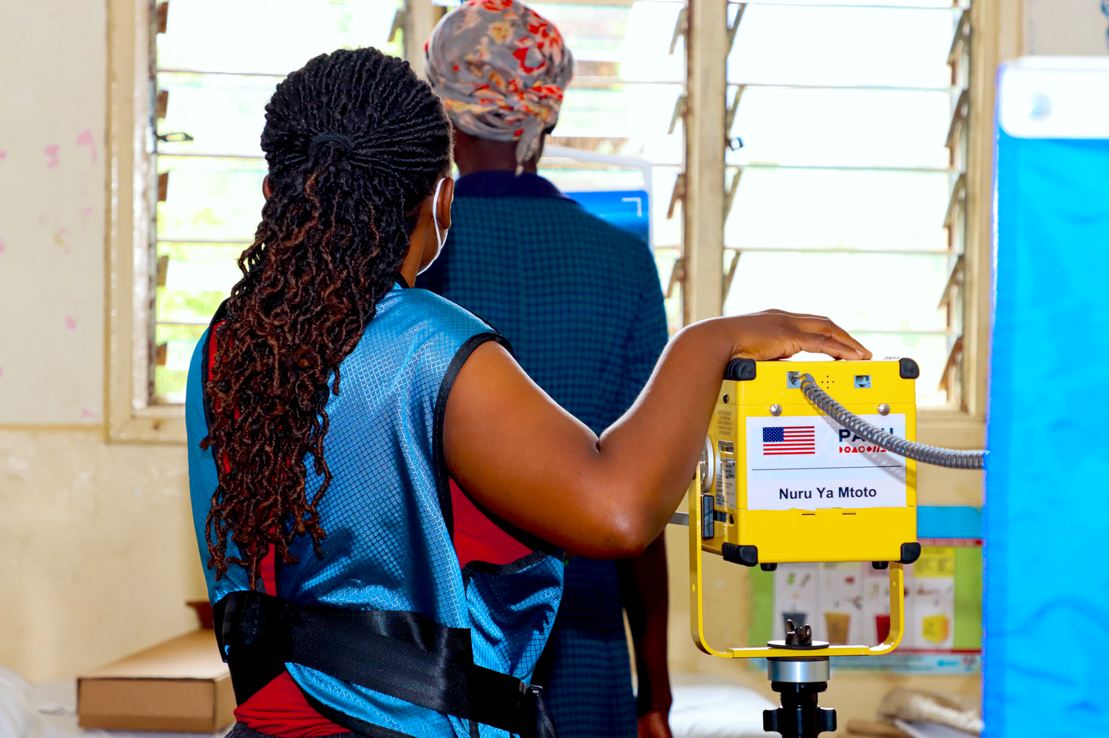 A health care provider uses an AI-enabled portable digital x-ray machine to screen for TB during an outreach activity at Enzaro Health Centre in Vihiga County. Photo: PATH/Denise Akun.